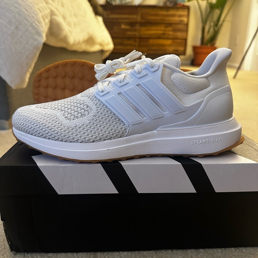 NWB Adidas Ultradream DNW (JSO329) : size 9womans